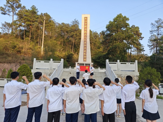惠州市理工职业技术学校举行2023年新发展团员入团仪式暨传承红色基因团日活动137.png