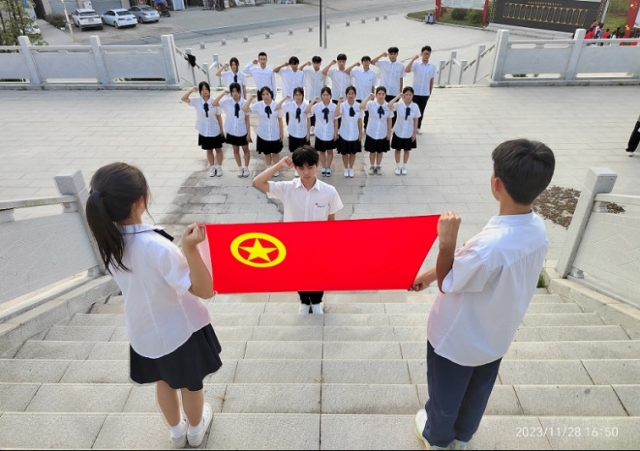 惠州市理工职业技术学校举行2023年新发展团员入团仪式暨传承红色基因团日活动300.png