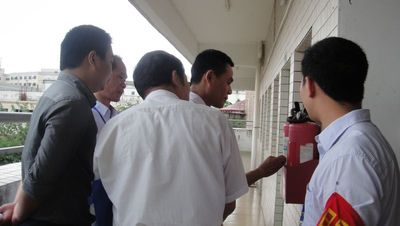市教育局领导到我校检查安全工作