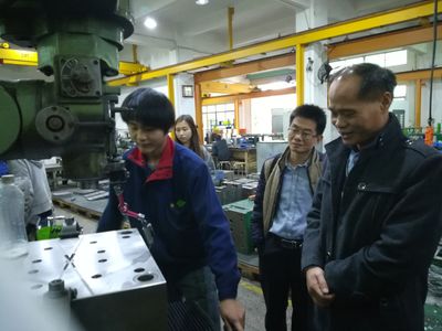 我校检查回访实习生安全就业工作