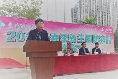 我校隆重举行2017级春季新生军训汇演暨开学典礼