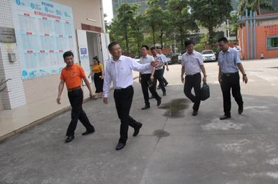 仲恺区管委会副主任伞金福一行到我校调研指导工作
