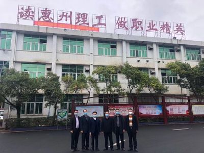 市教育局副局长邓凡用一行来我校检查指导疫情防控工作