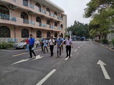 仲恺区市场监督管理局、惠环街道办事处食品安全检查组检查我校开学准备工作