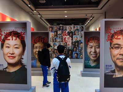 理工师生参观“大爱惠聚 众志成城” 致敬惠州抗疫者主题展