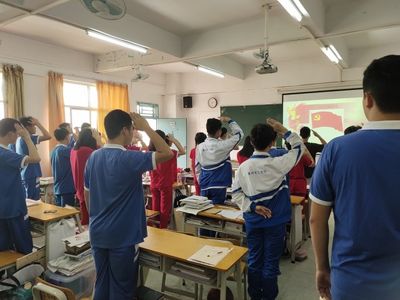 我校开展“童心向党”教育实践活动简报