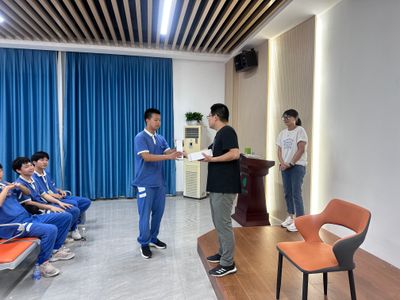 促膝谈心 谆谆勉励——我校校长深入班级与学生共话成长
